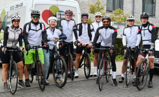Eine Gruppe von Menschen mit Fahrrädern vor dem Start einer Tour