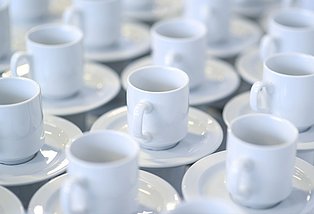 Leere Kaffeetassen am Buffet